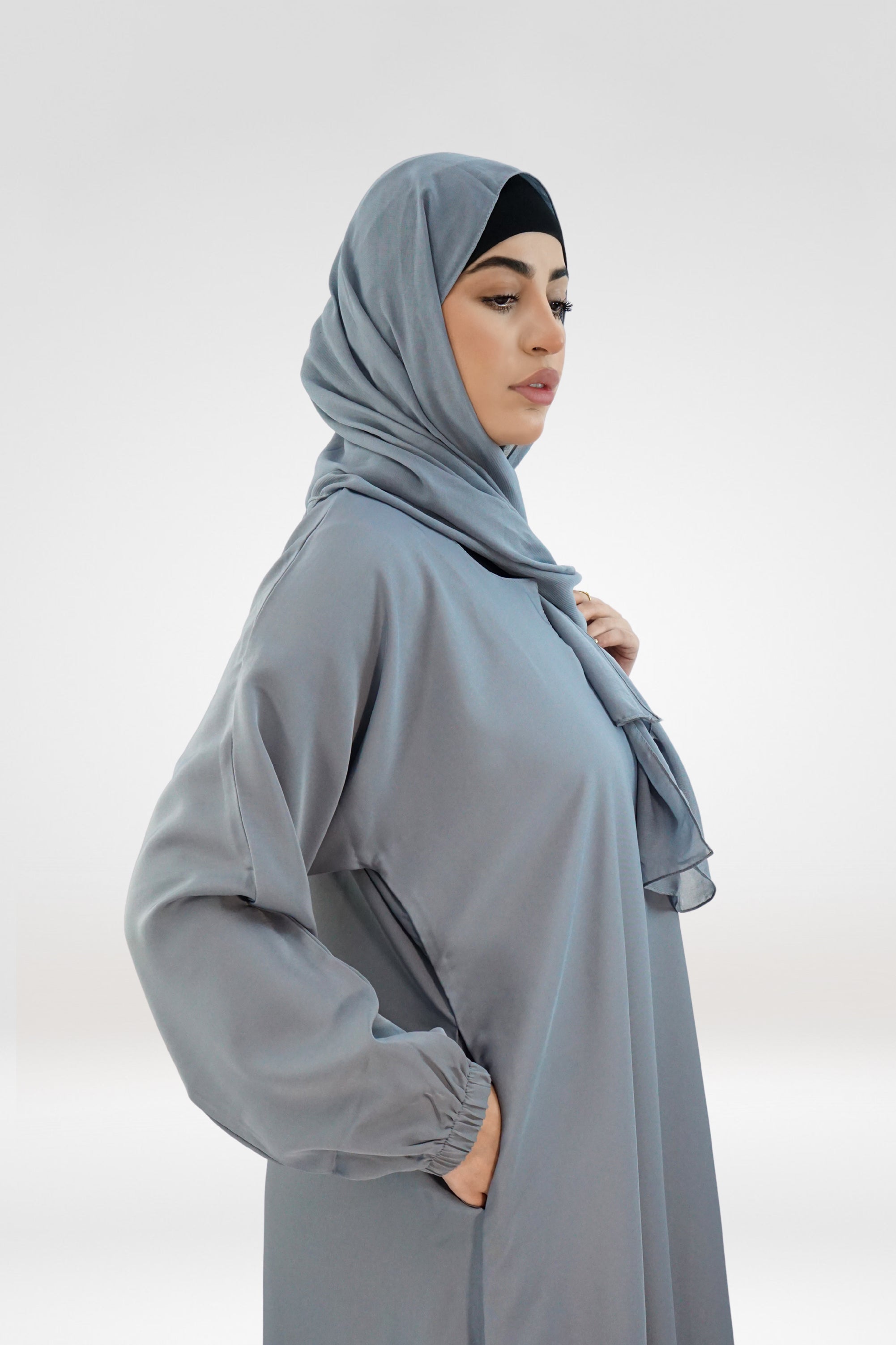 Plain One-Button Abaya with Elastic Cuff and Side Pocket – Light Grey (Nida Fabric)