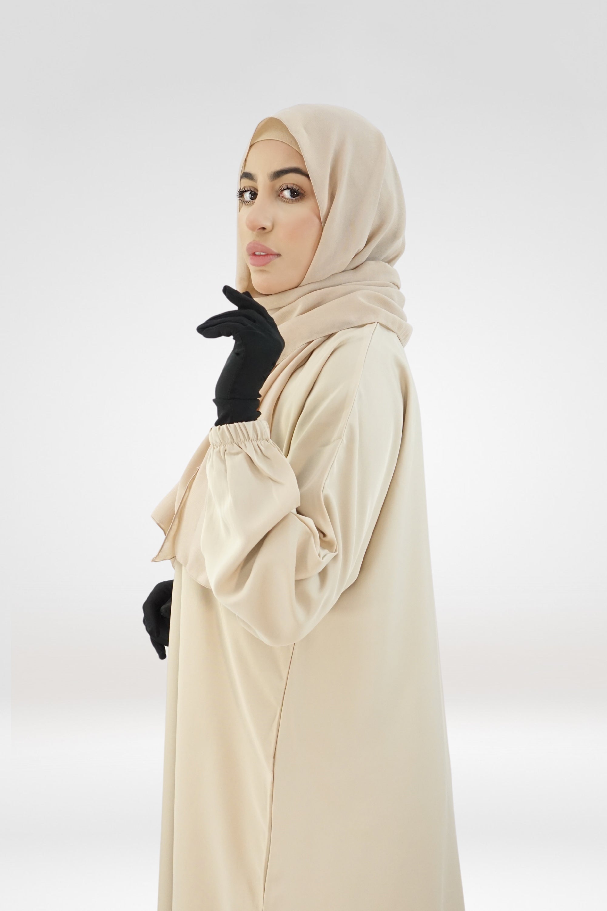 Plain Beige Abaya – One-Button Modest Everyday Wear