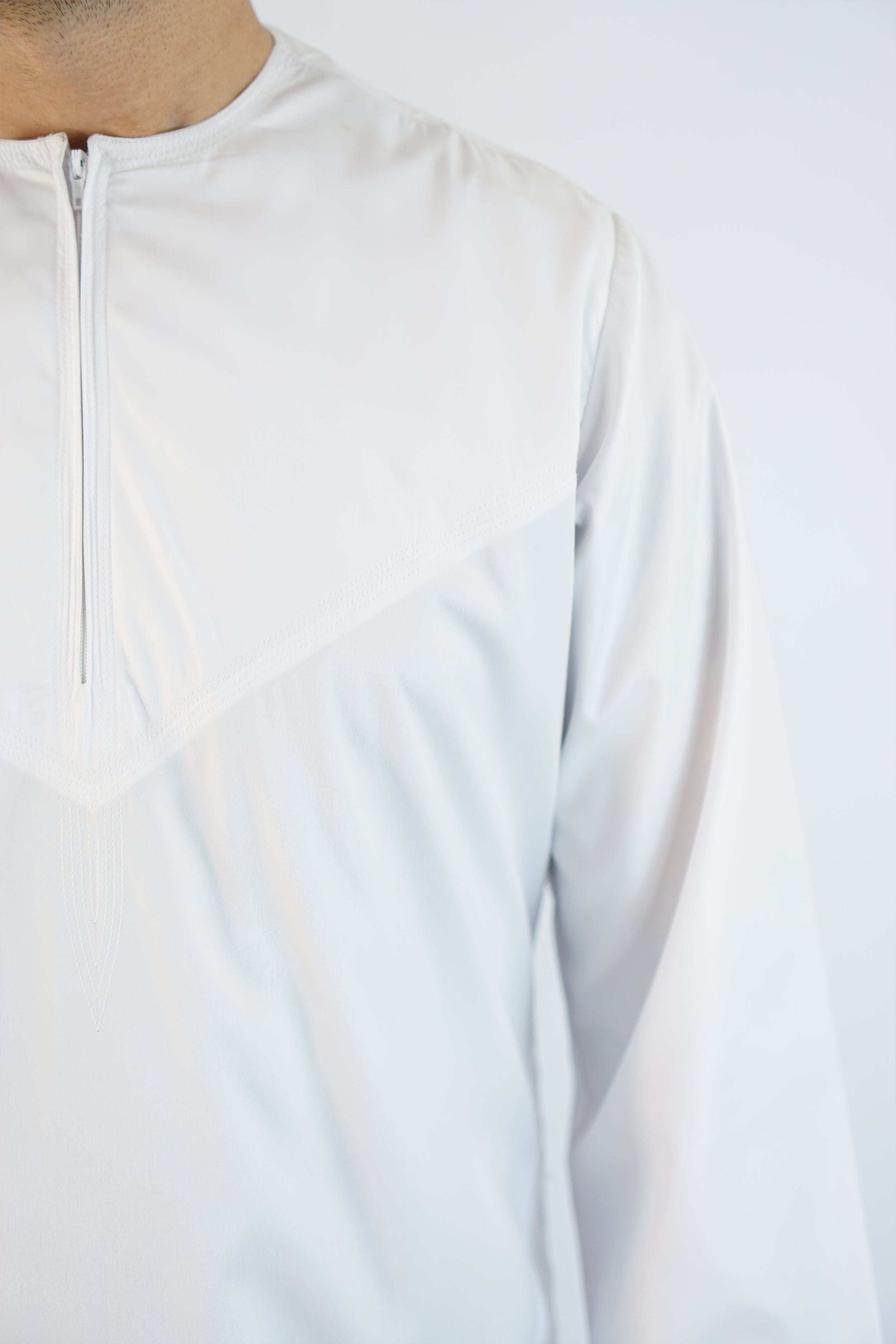 Elegant White Emirati Thobe – Matte Finish