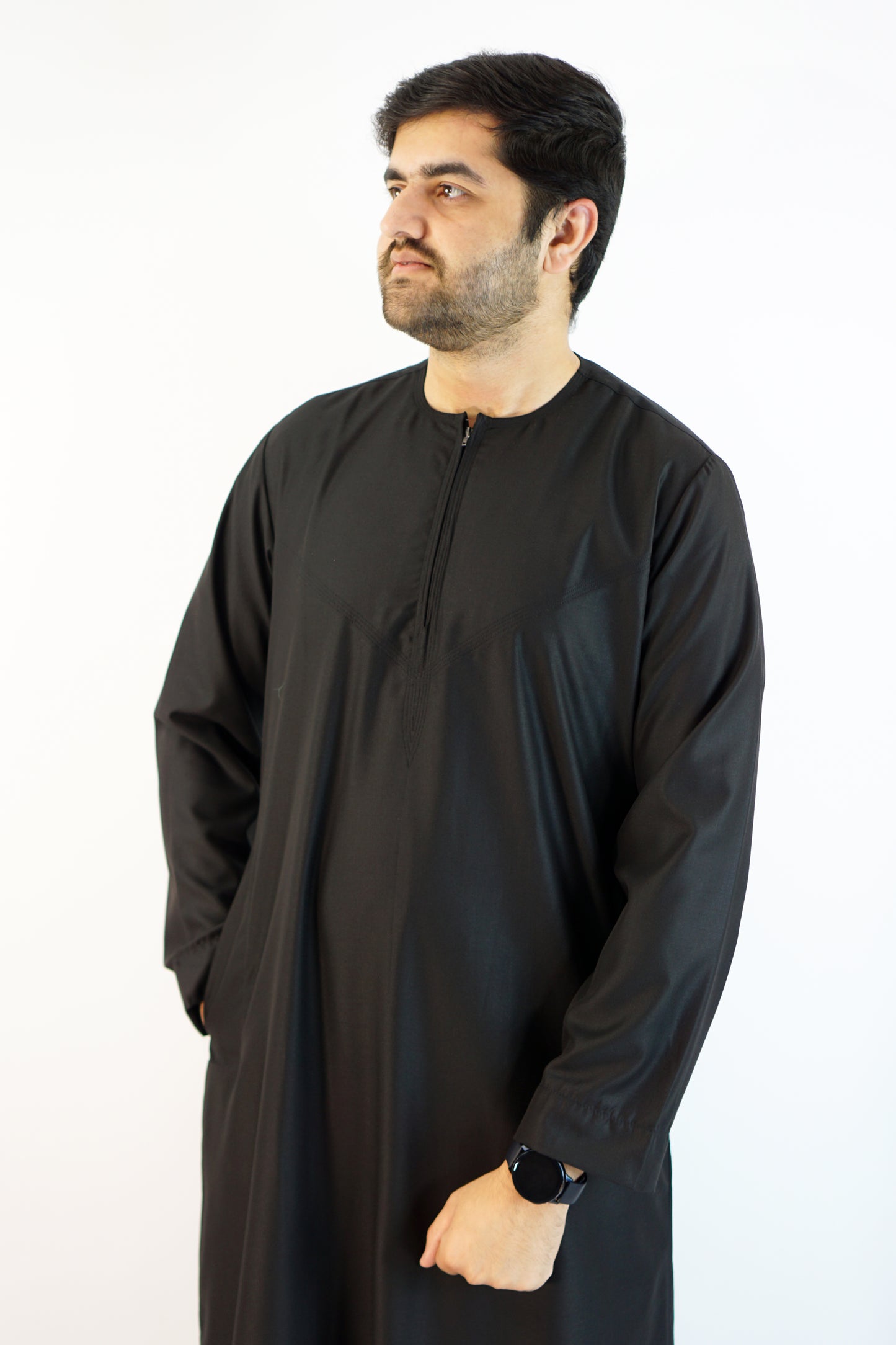 Elegant Black Emirati Thobe – Matte Finish