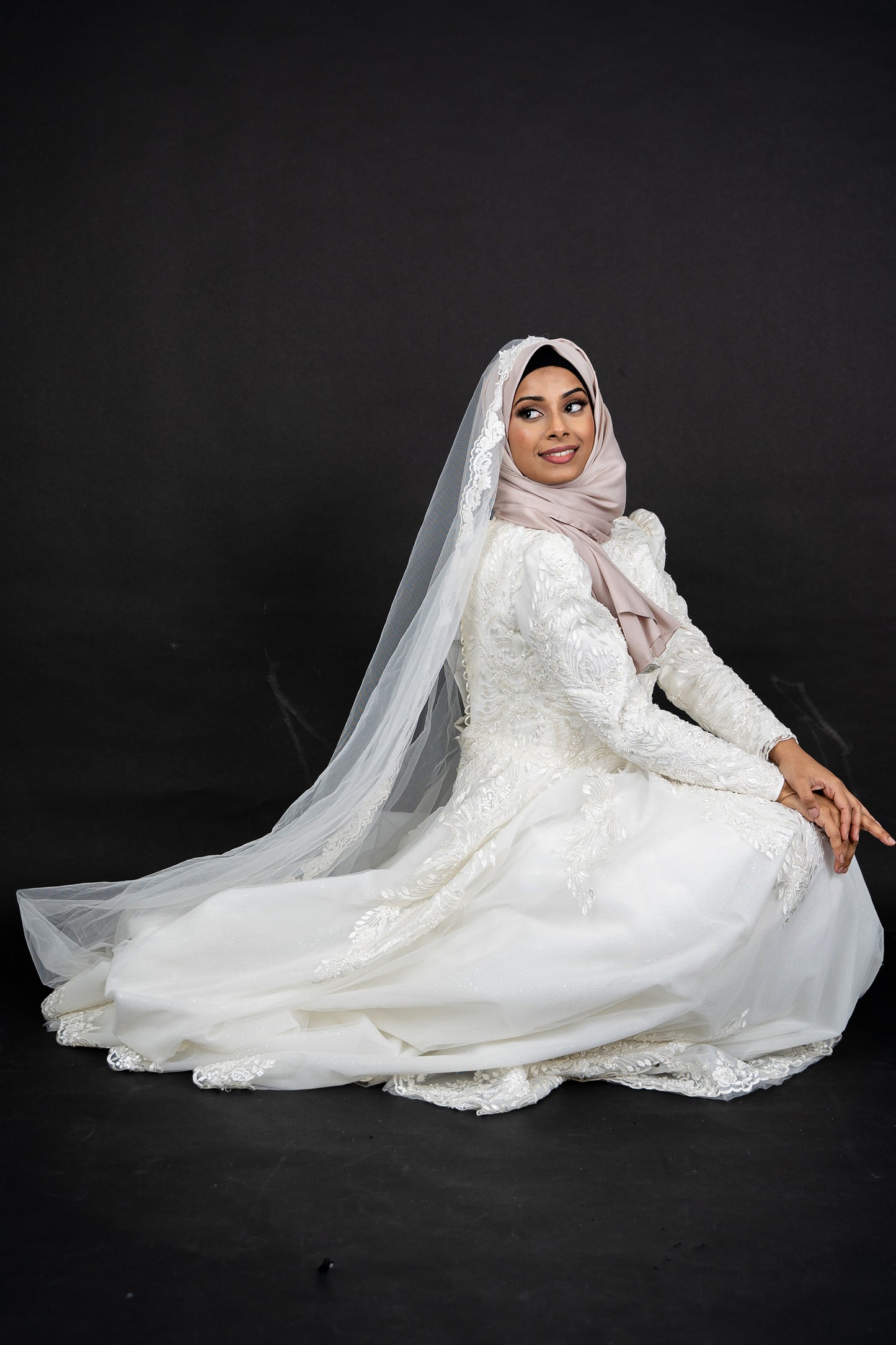 Modest Muslim Wedding Dress Applique Sequins Bead Long Sleeve Lace High Neck Bridal Gown