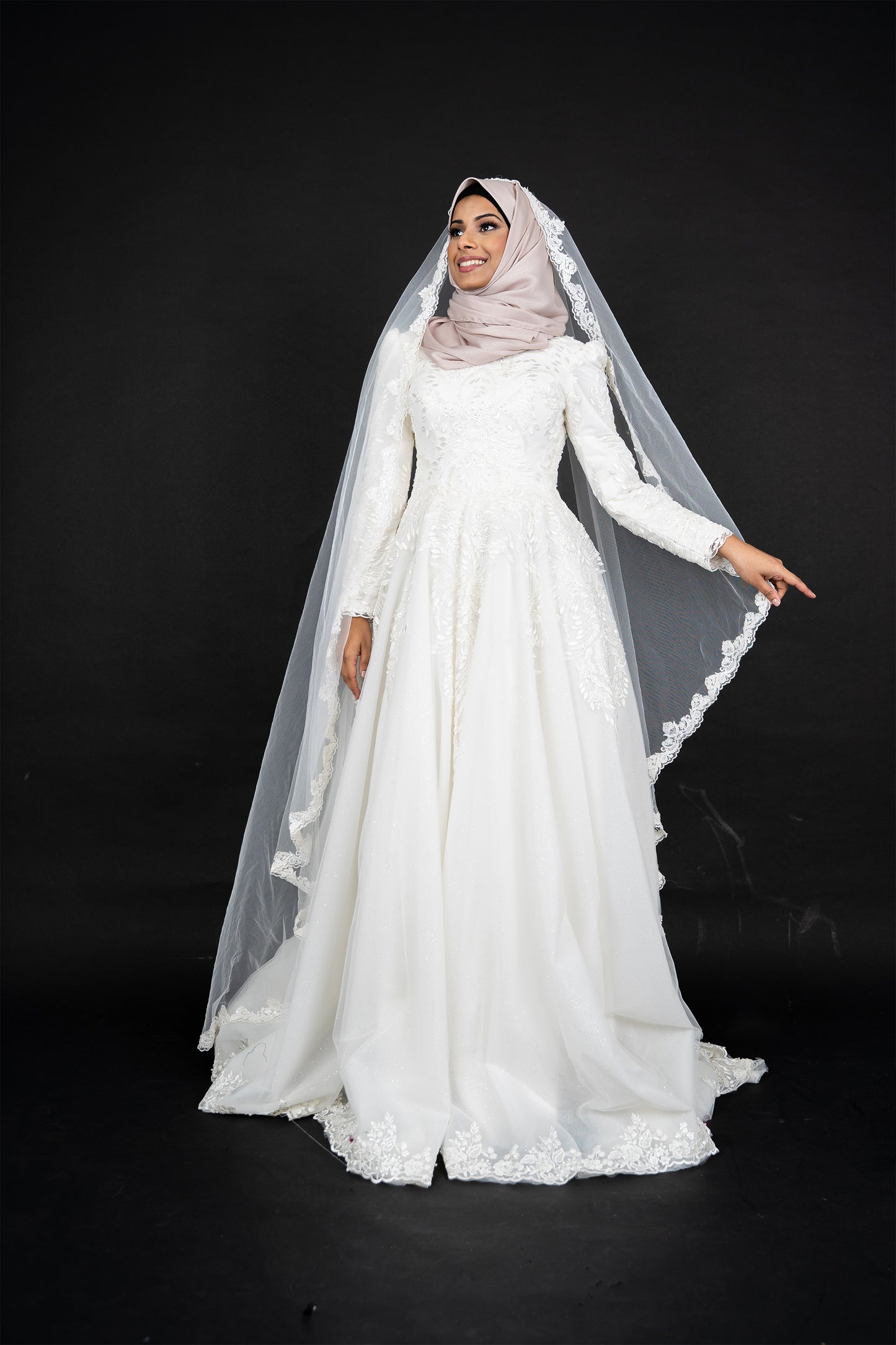 Modest Muslim Wedding Dress Applique Sequins Bead Long Sleeve Lace High Neck Bridal Gown